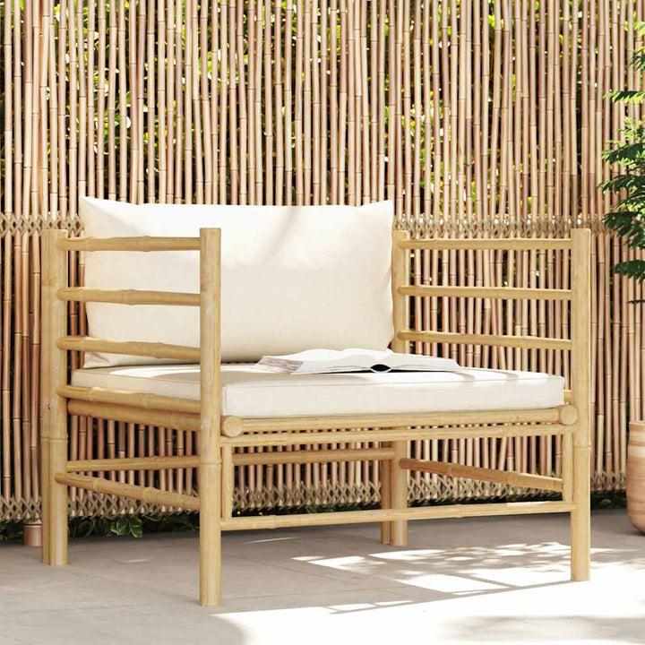 havesofa med cremehvide hynder bambus