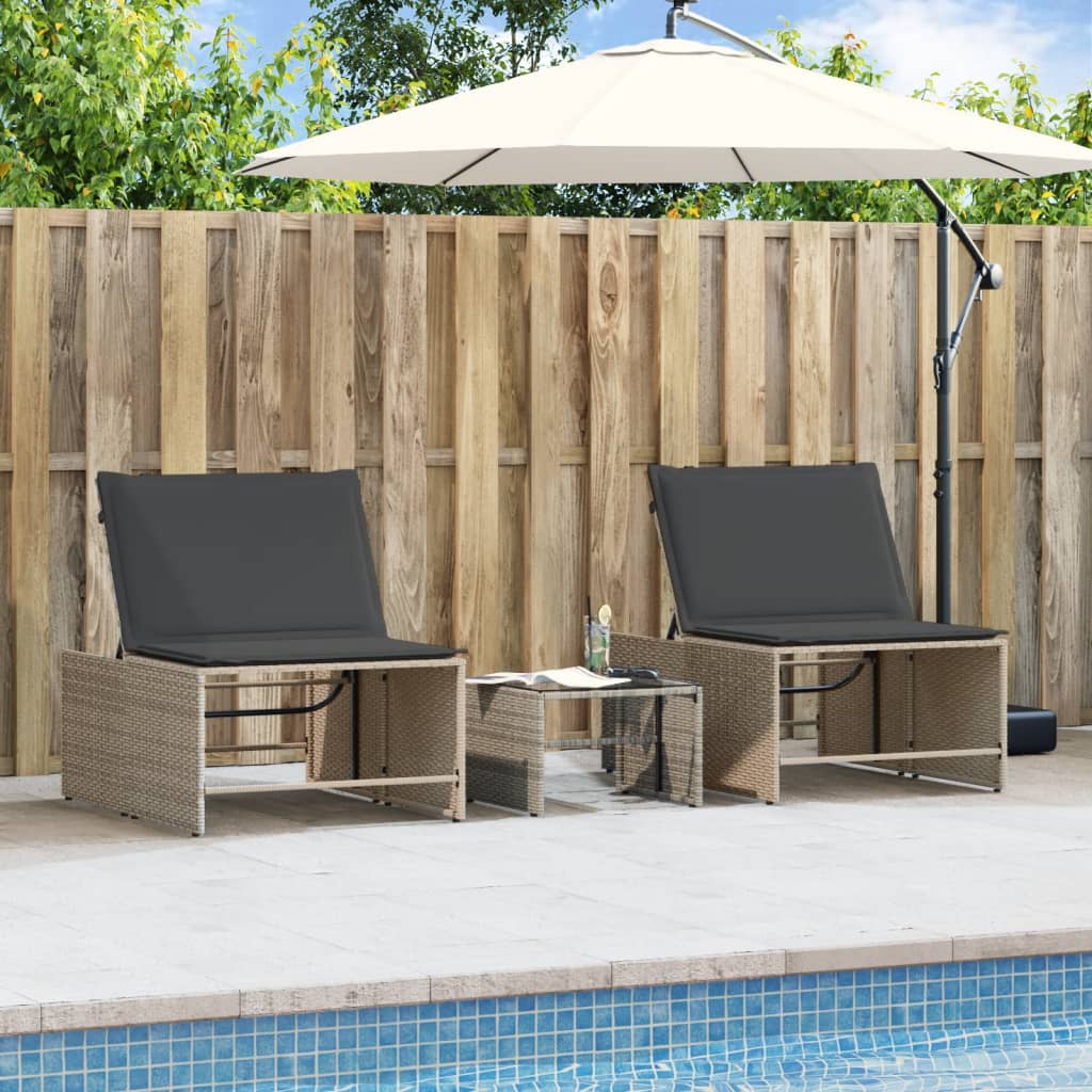 liggestole 2 stk. med bord grå polyrattan