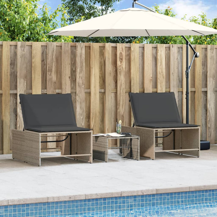 liggestole 2 stk. med bord grå polyrattan