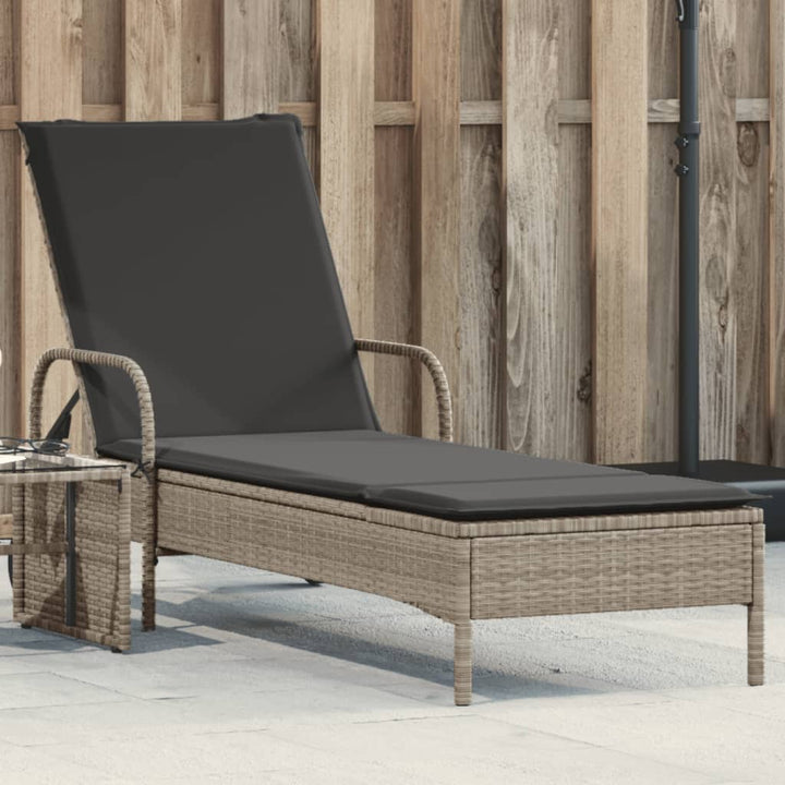liggestol med hjul og hynde polyrattan lysegrå