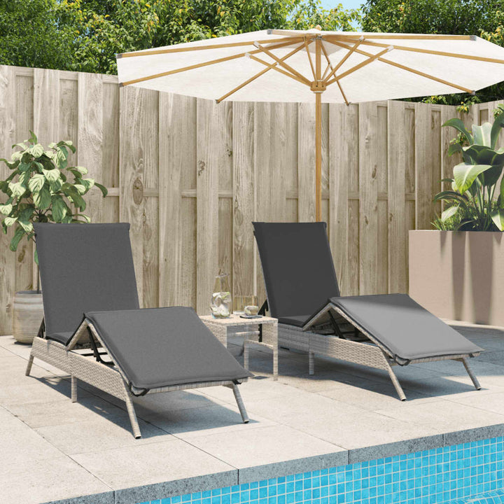 liggestole 2 stk. med bord polyrattan lysegrå