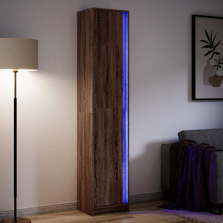 skab med LED-lys 41,5x32,5x200 cm konstrueret træ brunt eg