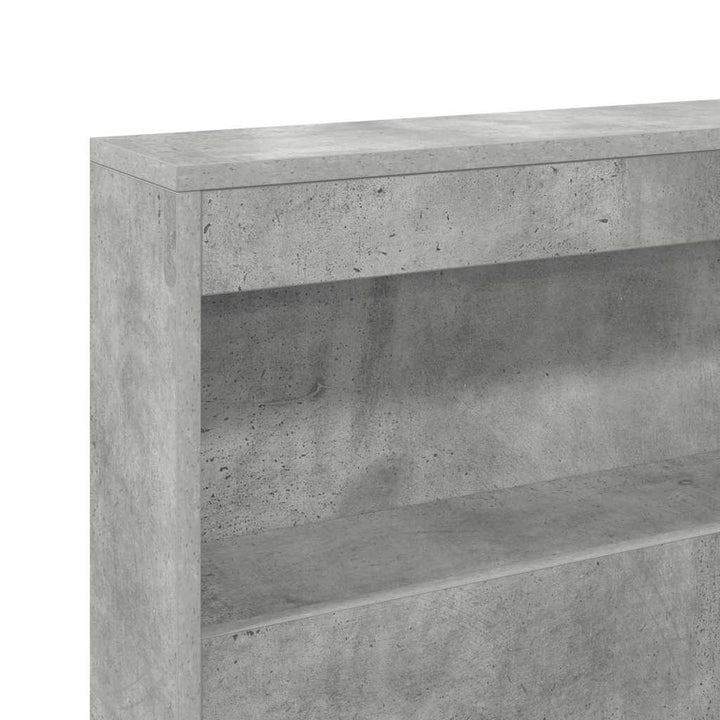 Opbevaringshovedgavl med hylde Betongrå 135 cm Konstrueret træ